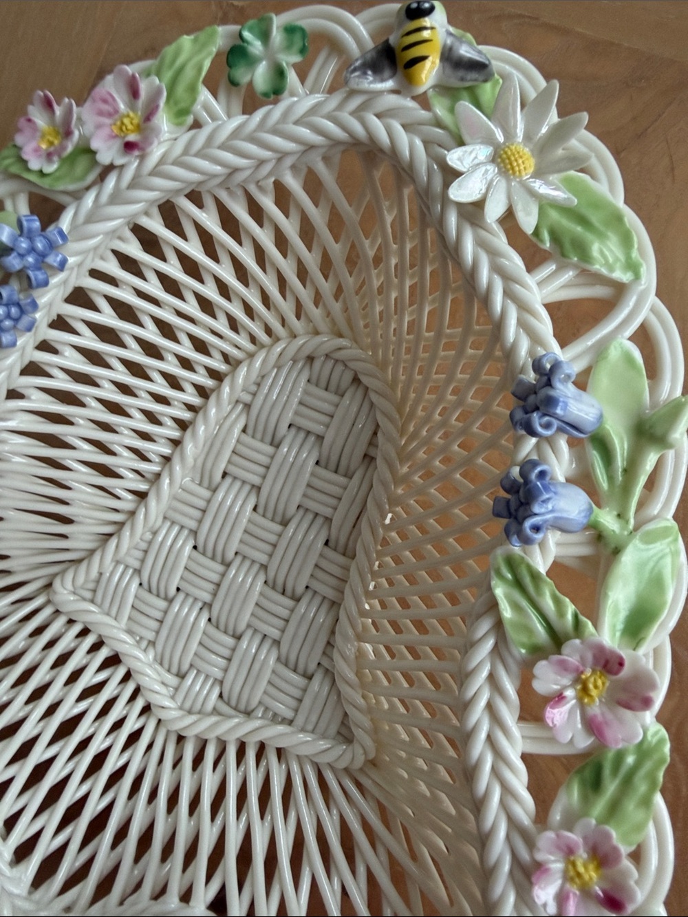 Belleek Hand Crafted Ivory Woven Bell  Basket with flowers Bee and Lady bag - Picture 2 of 6